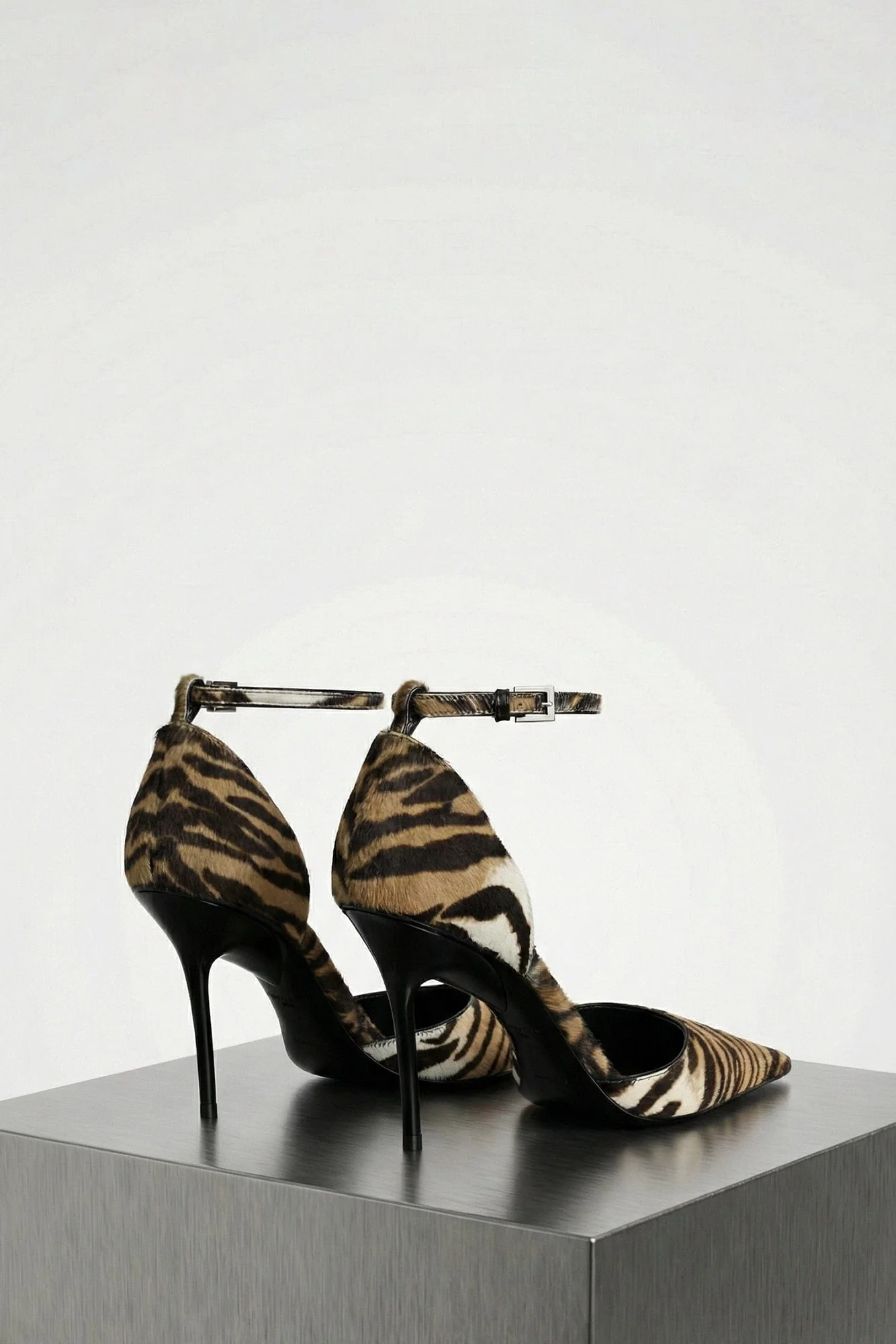 Alaïa Pumps in Naturel - Image 3